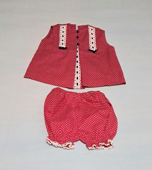 Completo rosso a pois bianchi con inserti ricamati