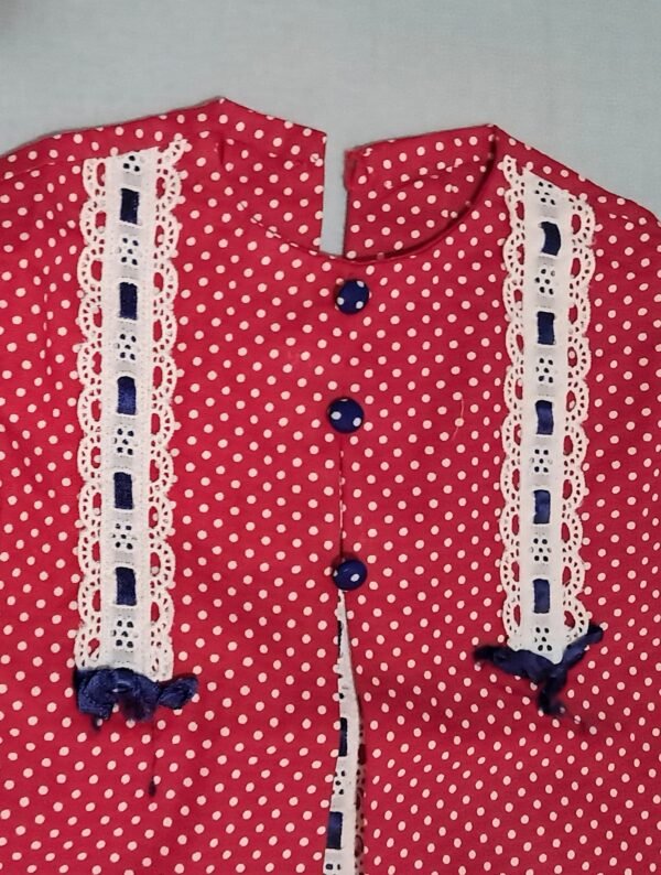 Completo rosso a pois bianchi con inserti ricamati