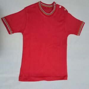 Maglietta rossa con ricami su collo e maniche