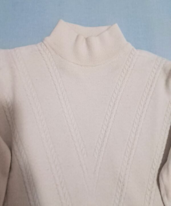 Lupetto color panna con trecce a "V"