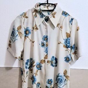camicia con rose blu Camicetta elegante con rose blu