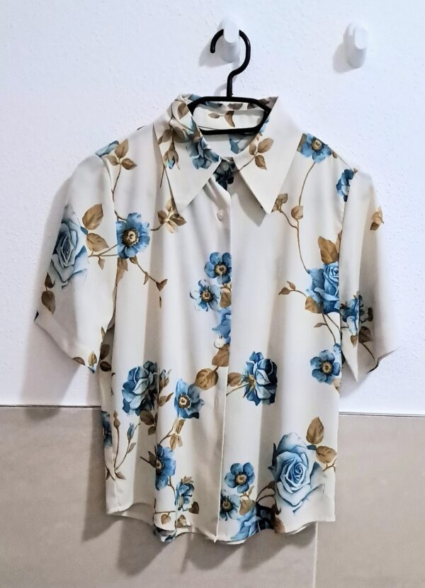 Camicetta elegante con rose blu